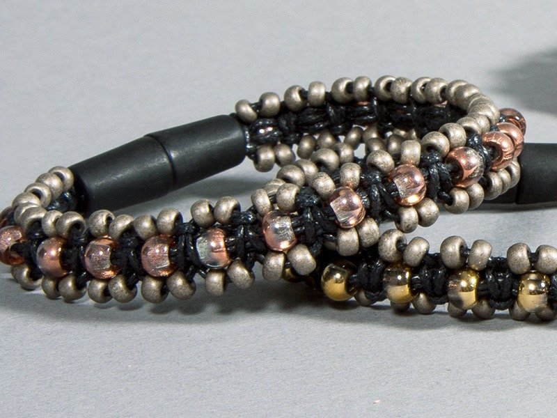 Armband aus Baumwoll-Schmuckkordel und Großloch Rocailles