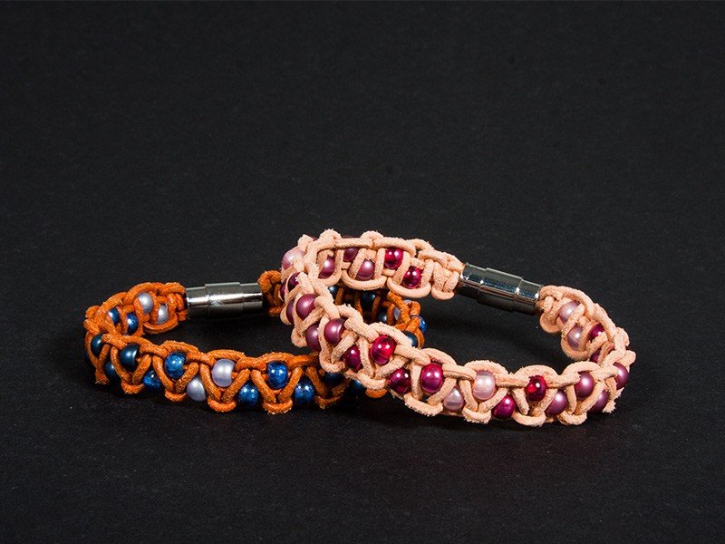 Armband aus Rundriemen und Großloch Rocailles