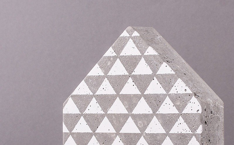 Beton-Haus mit schablonierten Dreiecken