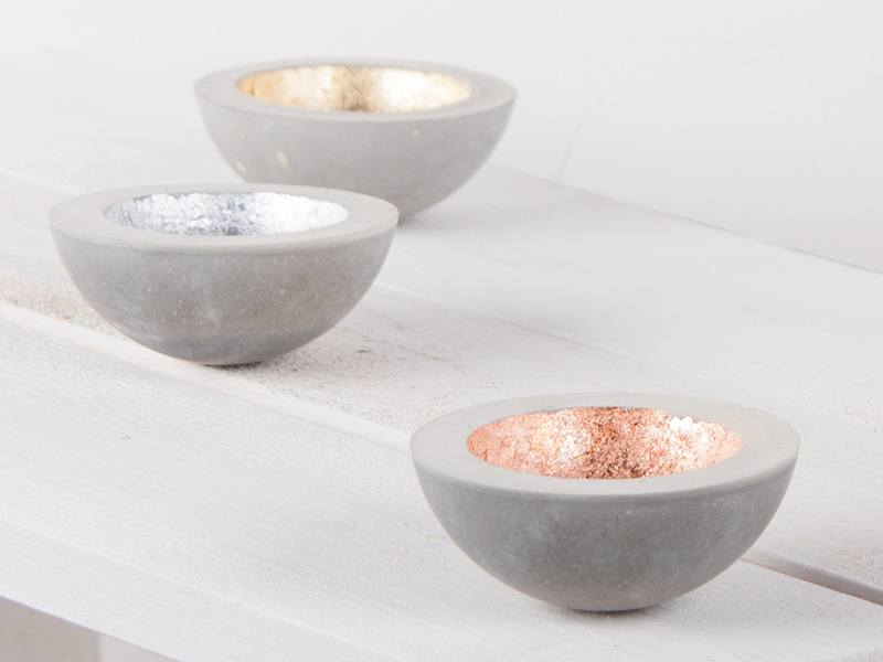 Cement bowl ø 9,5 cm with metal highlights
