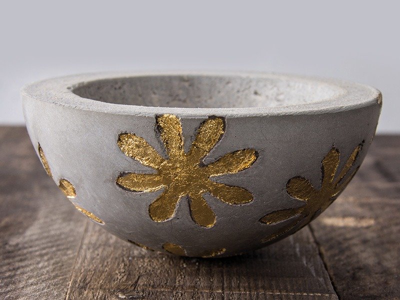 Bowl out of concrete  with flowers out of deco-metal