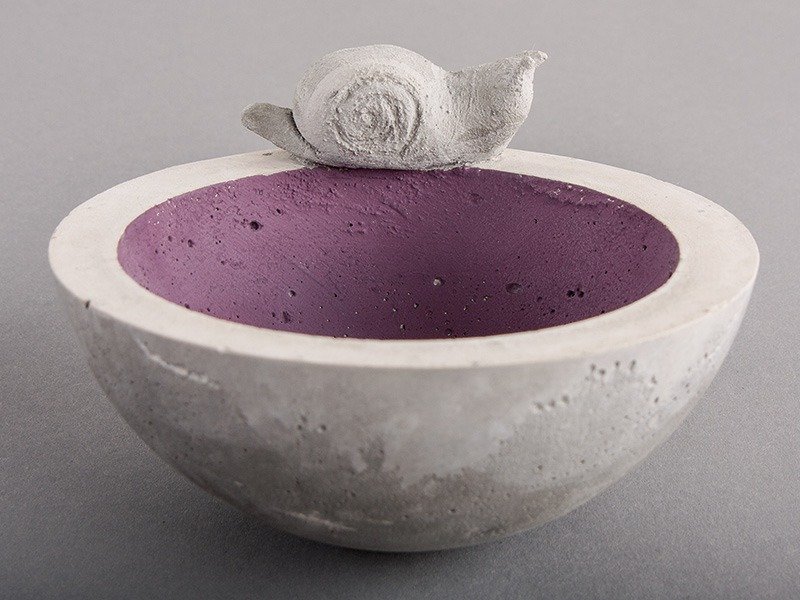Cement-bowl with a snail out of the kneading-cement