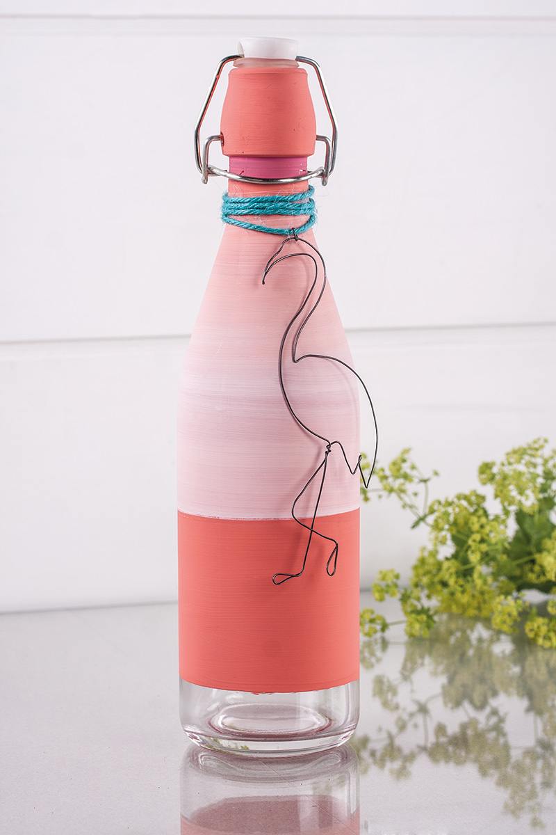 Bügelflasche mit Drahtflamingo