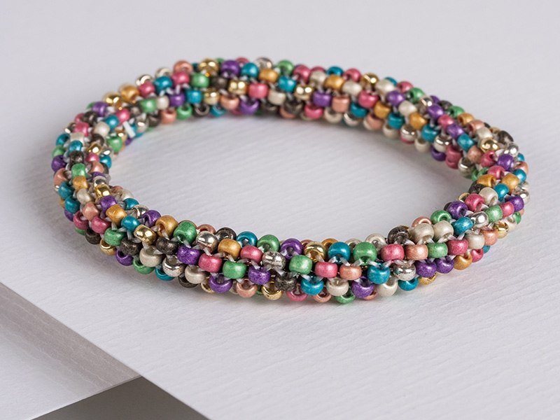 Buntfarbenes, rundes Armband