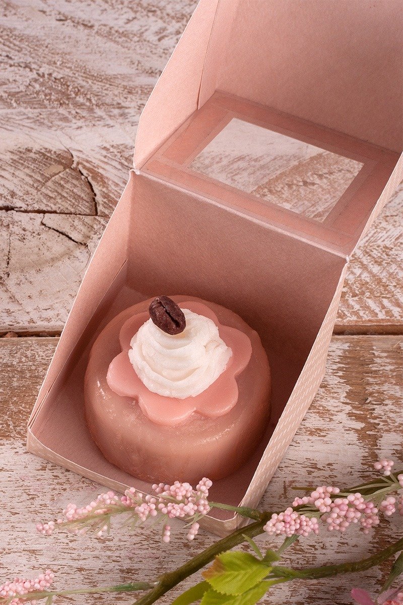 Creme Seife mit Schokoglasur in einer Geschenkschachtel