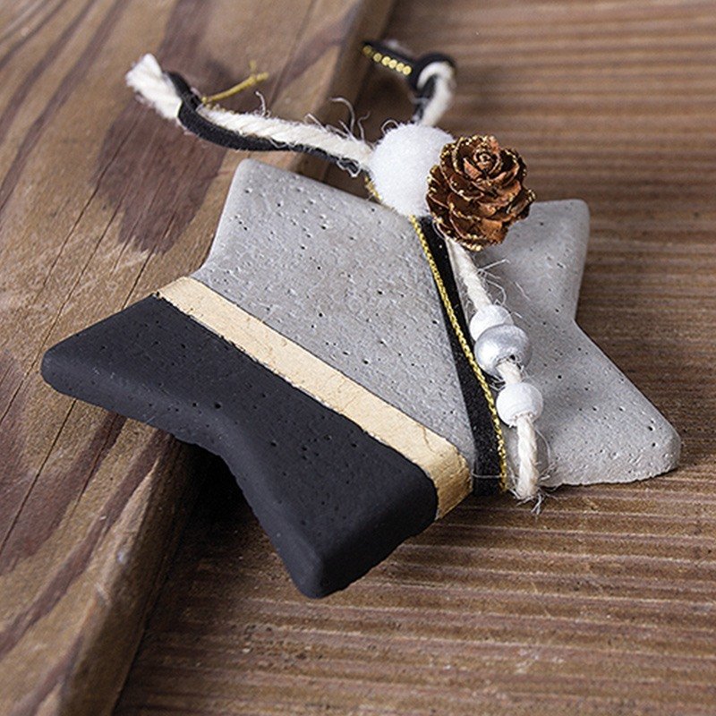 Decorative star out of concrete (black & gold)