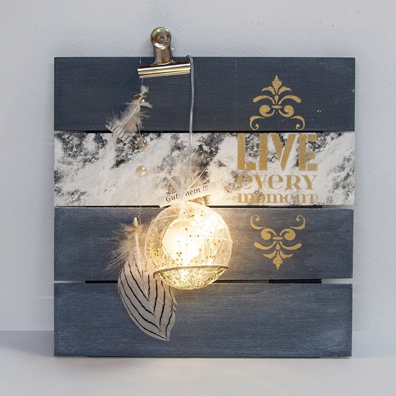 Facettierte Kugel mit Badesalz auf Dekoboard