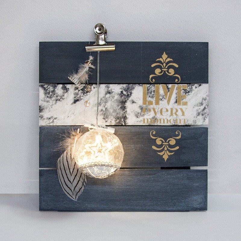 Facettierte Kugel mit Holzsternhänger auf Dekoboard