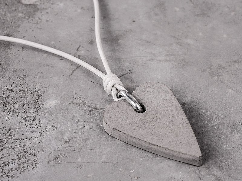 Herzanhänger an weißem Lederband
