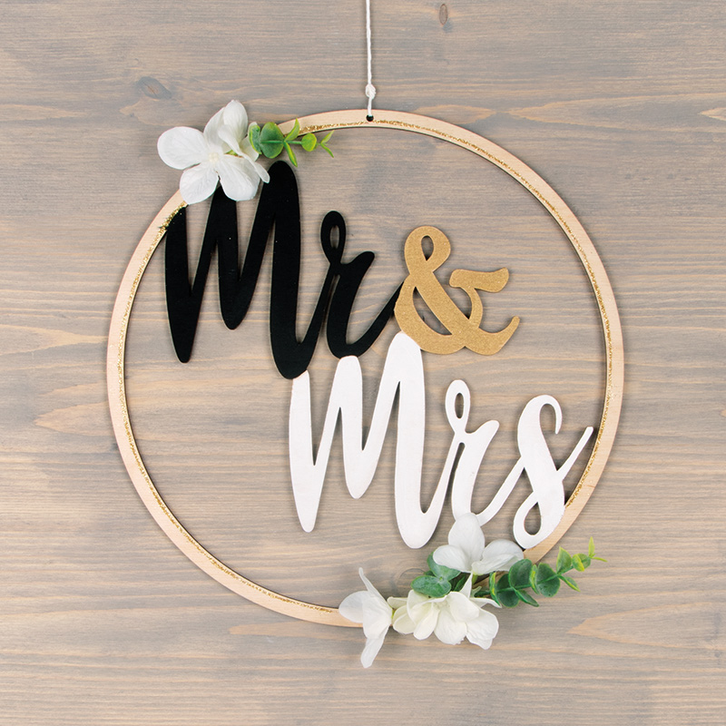 Wooden wreath „Mr & Mrs“