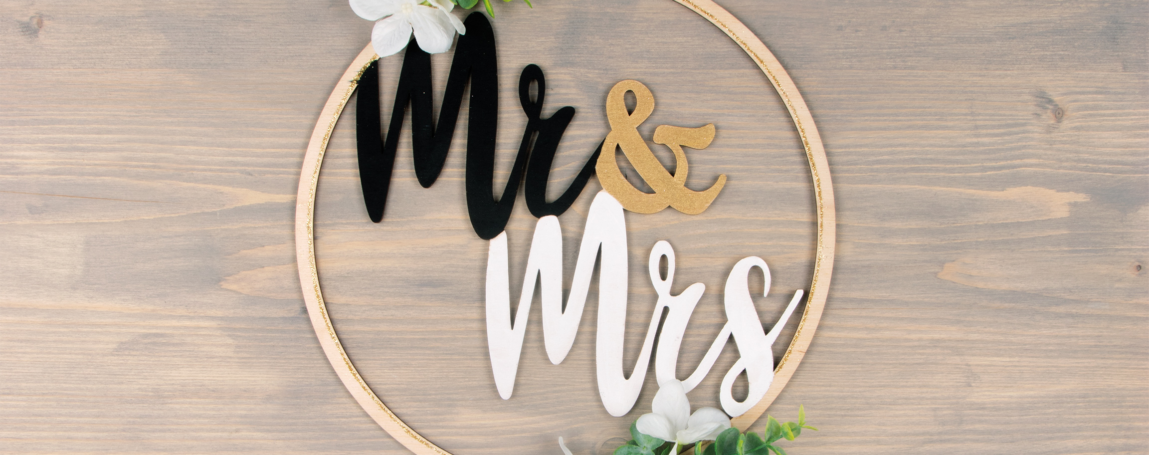 Wooden wreath „Mr & Mrs“
