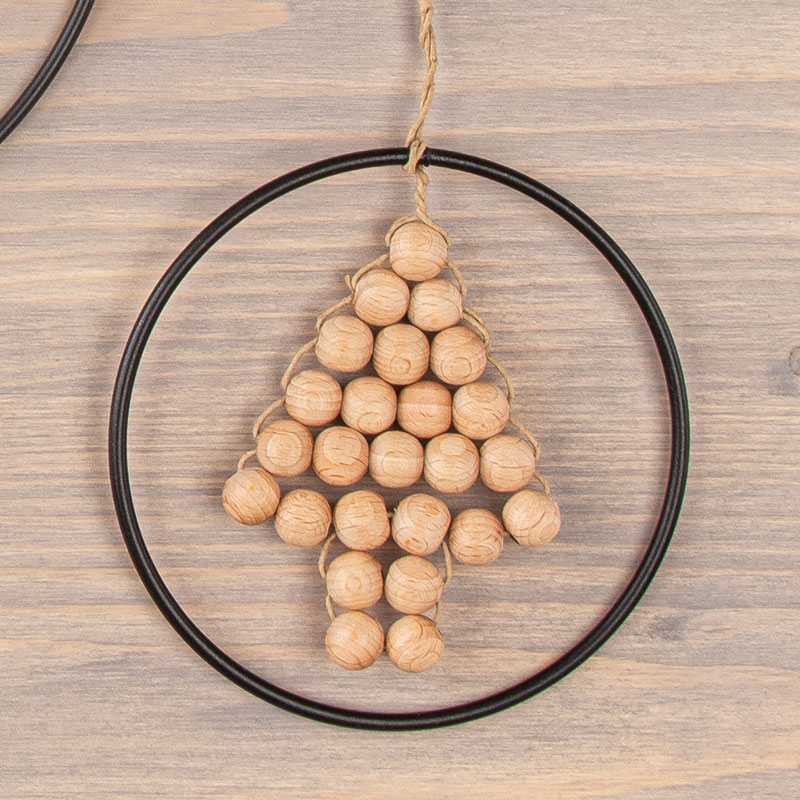 Holzperlenbaum im Metallring