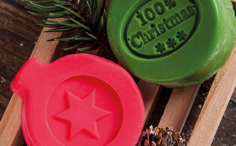 Holzseifenschale mit roter und grüner Seife