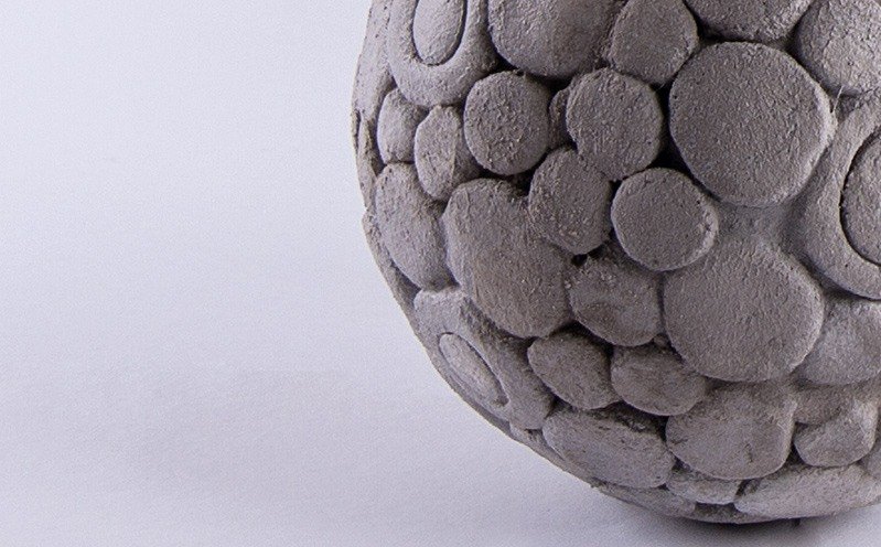 Kleine Knetbeton-Kugel mit Kreisen