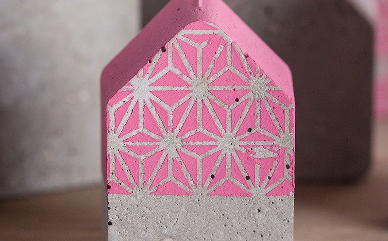 Kleines Betonhaus mit pink Chalky Finish