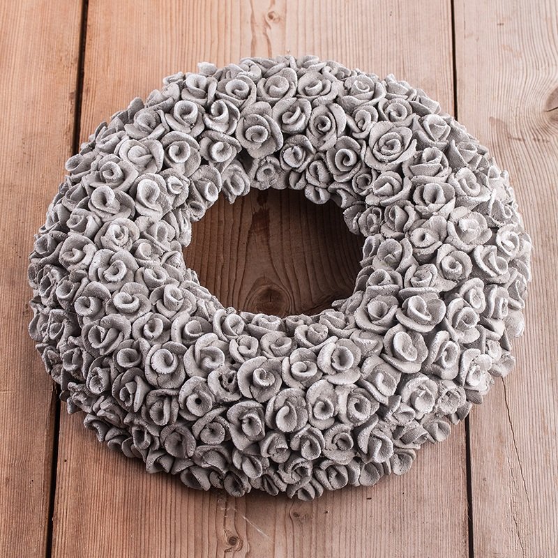 Kneading-cement wreath made of roses