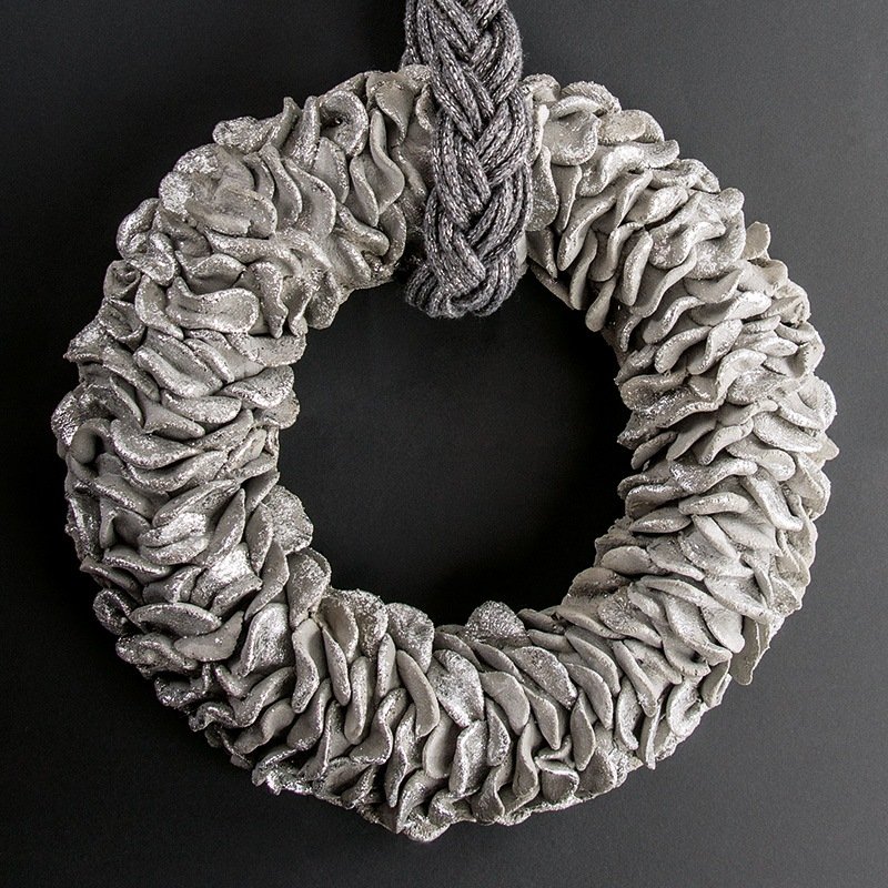 Wreath out of the kneading-cement