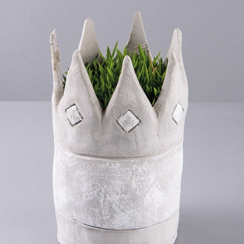 “Crown” out of the kneading-cement