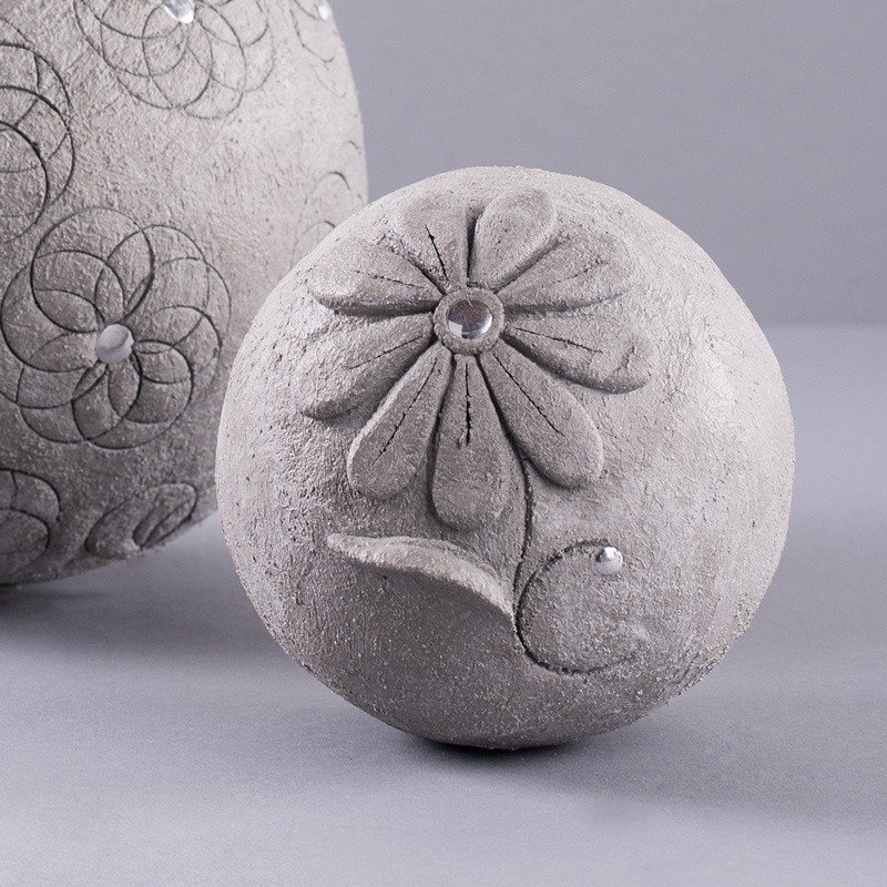 Kneading-cement ball with ﬂowers