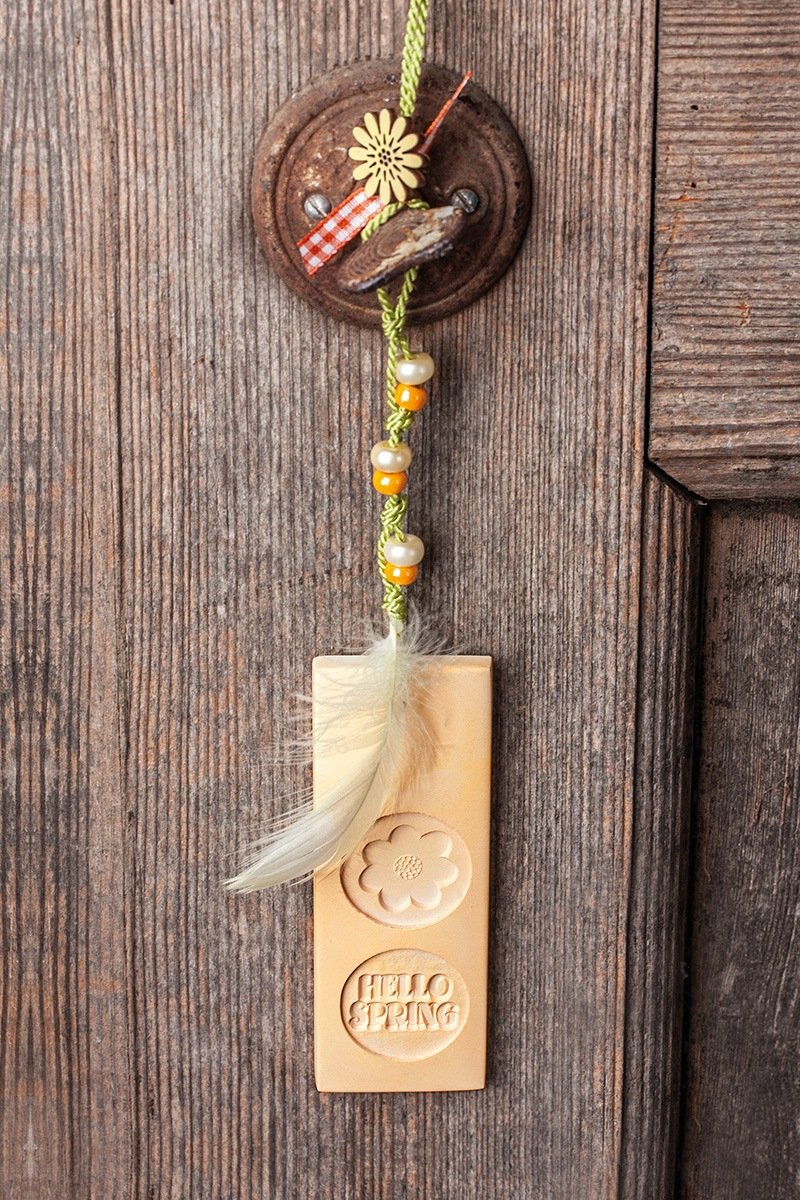 Orange-coloured tag out of Raysin