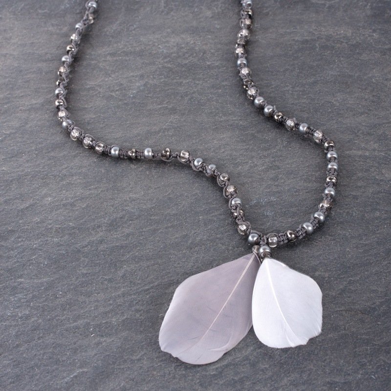 Rocailleskette mit Federn