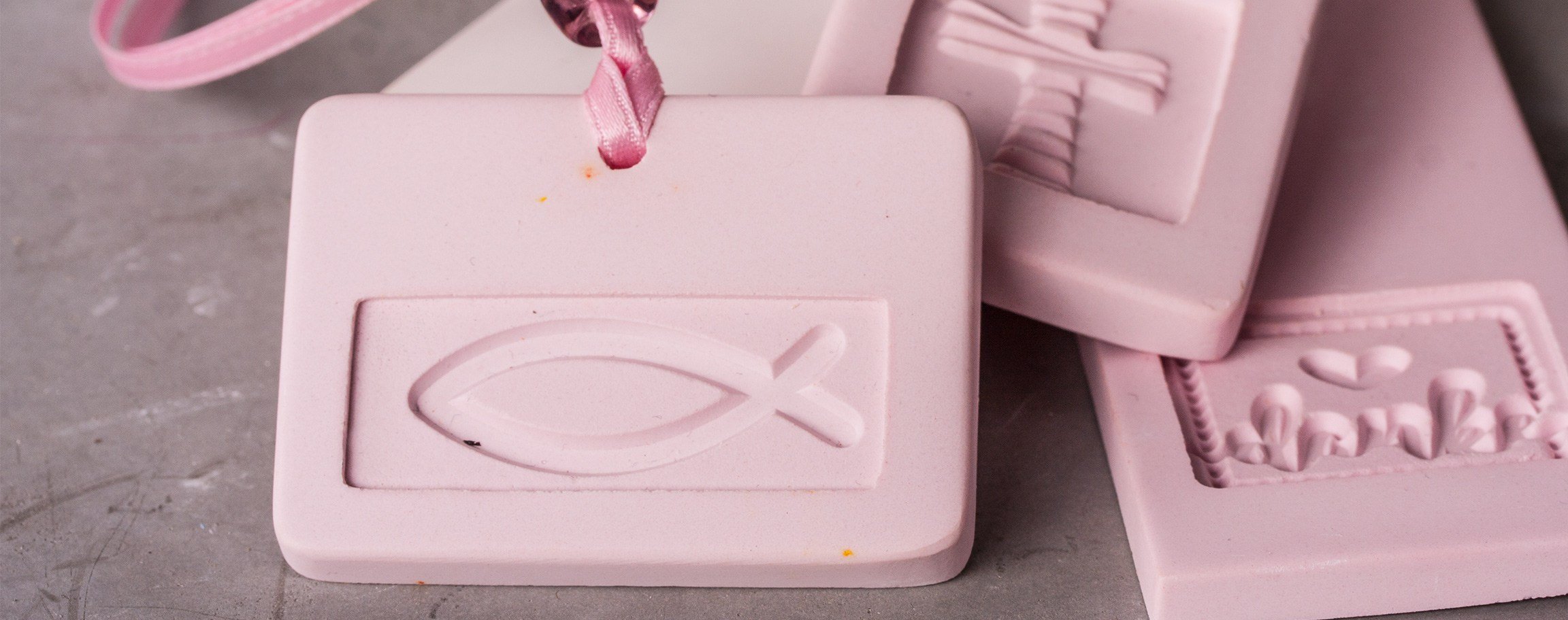 Pink-coloured gift tag