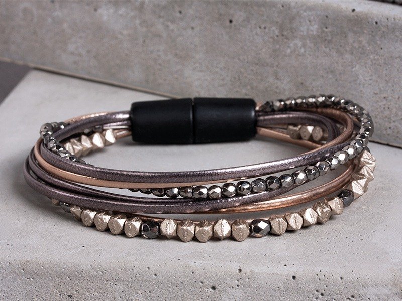 Roséfarbenes Armband mit Metallic-Bändern