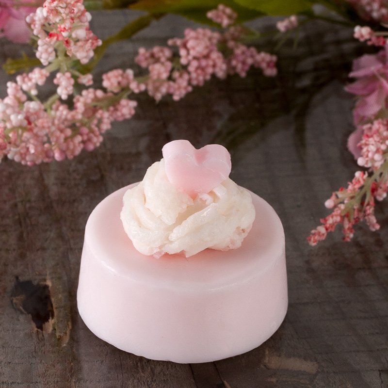 Runde Seife in hellrosa mit Sahnetupfer