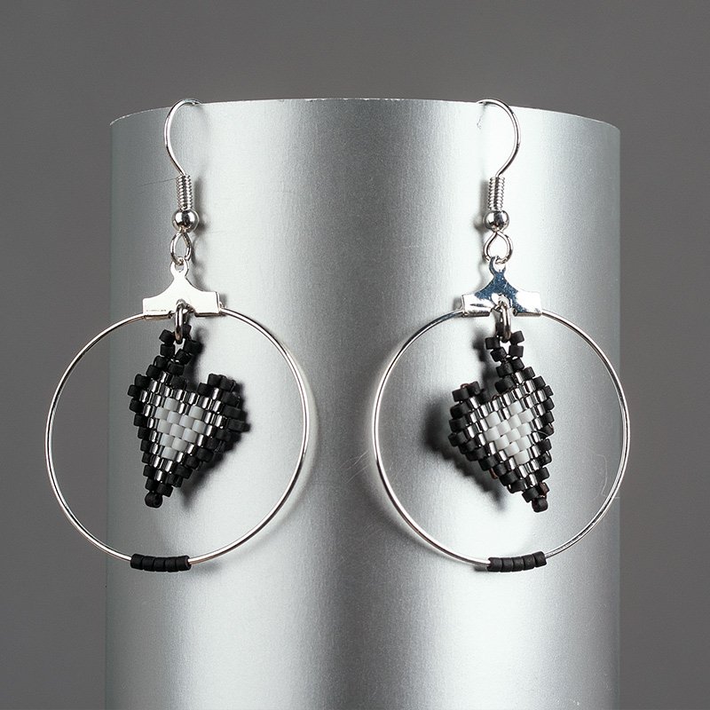 Schwarze Ohrringe mit Miyuki Herz-Anhängern