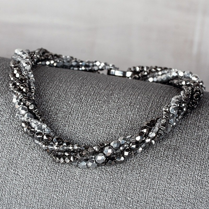 Silberfarbene, gedrehte Kette