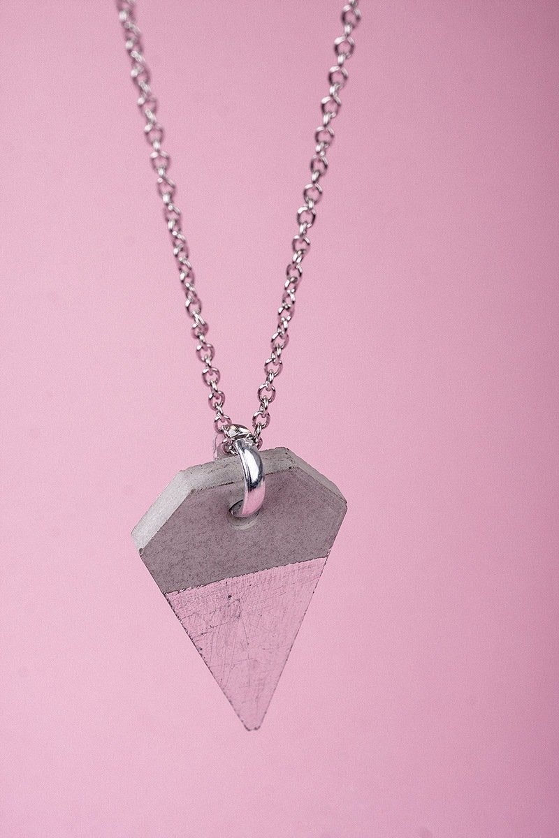 Silberfarbener Diamant-Schmuckanhänger