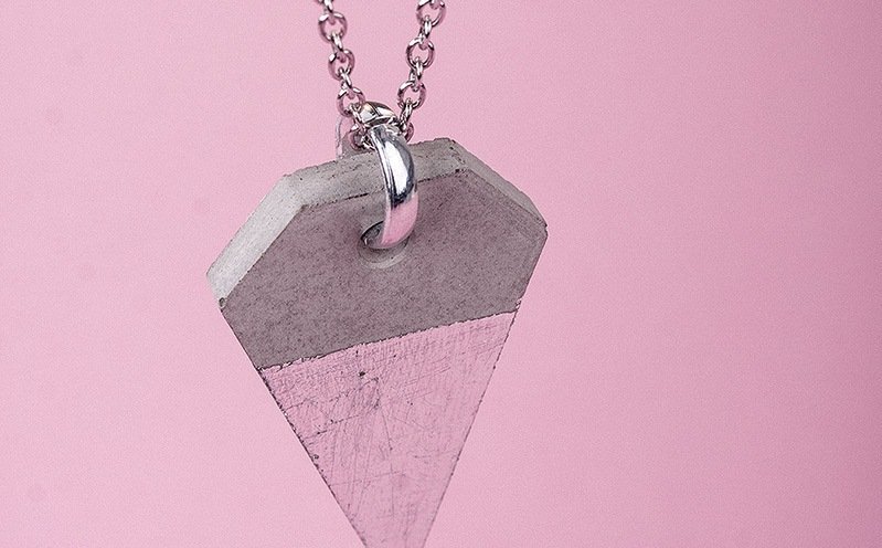 Silberfarbener Diamant-Schmuckanhänger