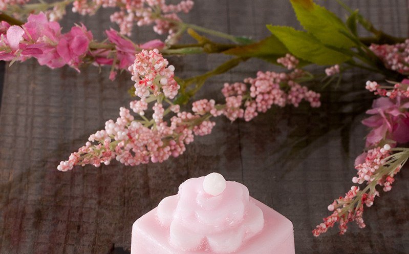 Viereckige Seife in rosa mit Ausstecher-Blumen